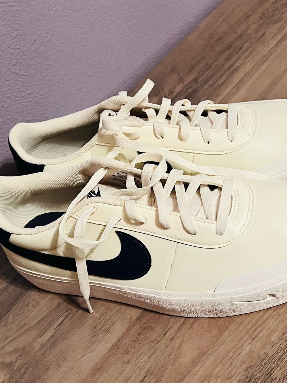 Nike Men’s Cream Low-Top Sneakers with Black Swoosh Accent